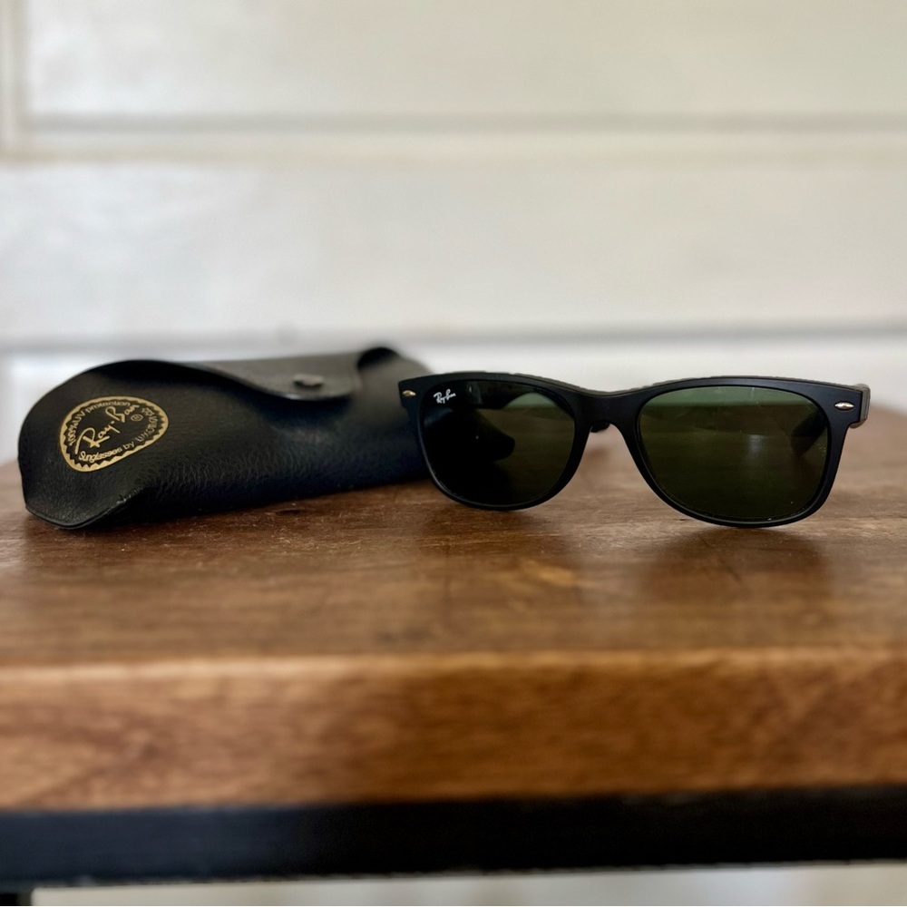 Ray Ban NEW WAYFARER CLASSIC in Matte Rubber Black Ray-Ban